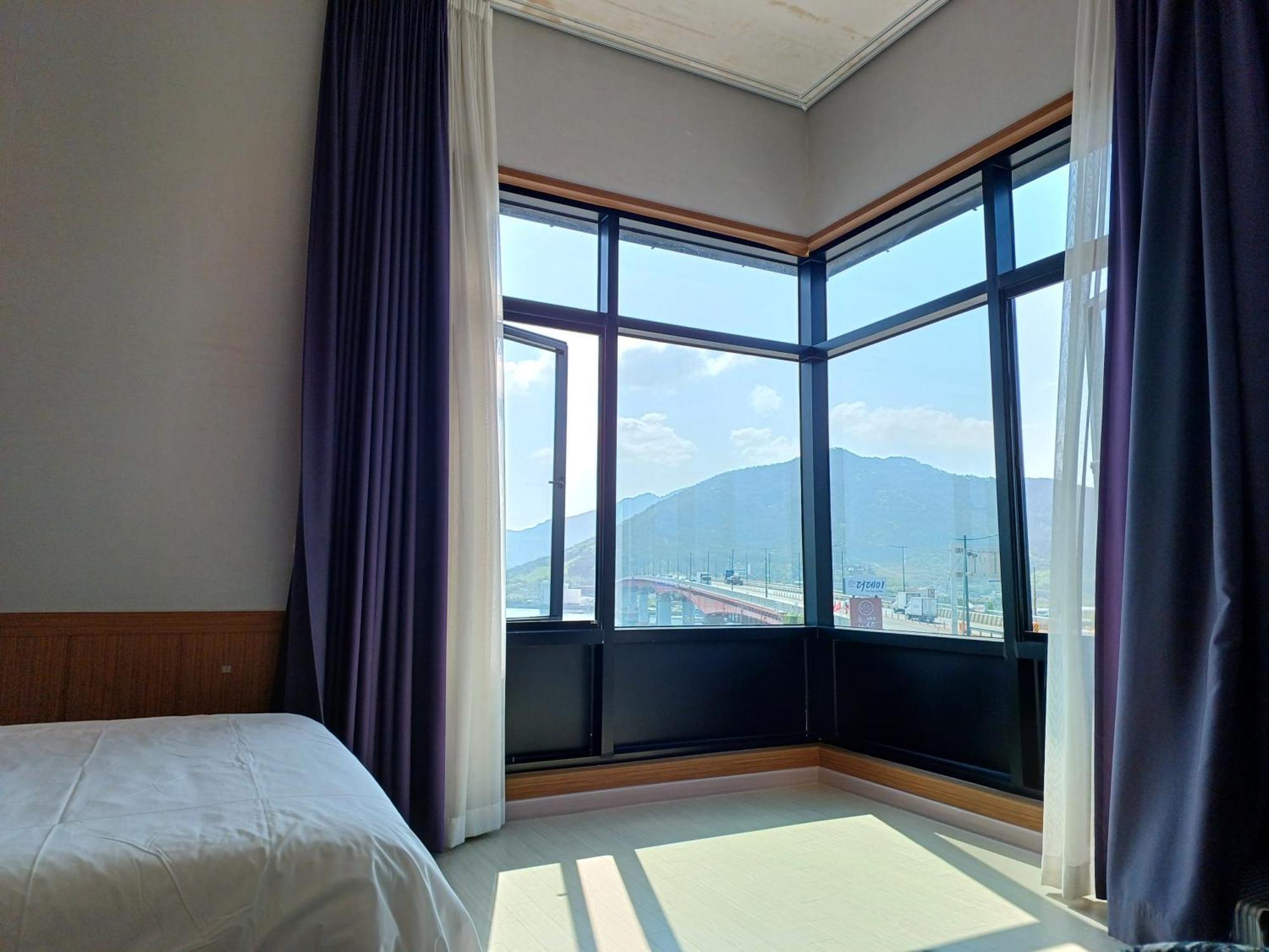 Tongyeong Bridge Hotel Bagian luar foto