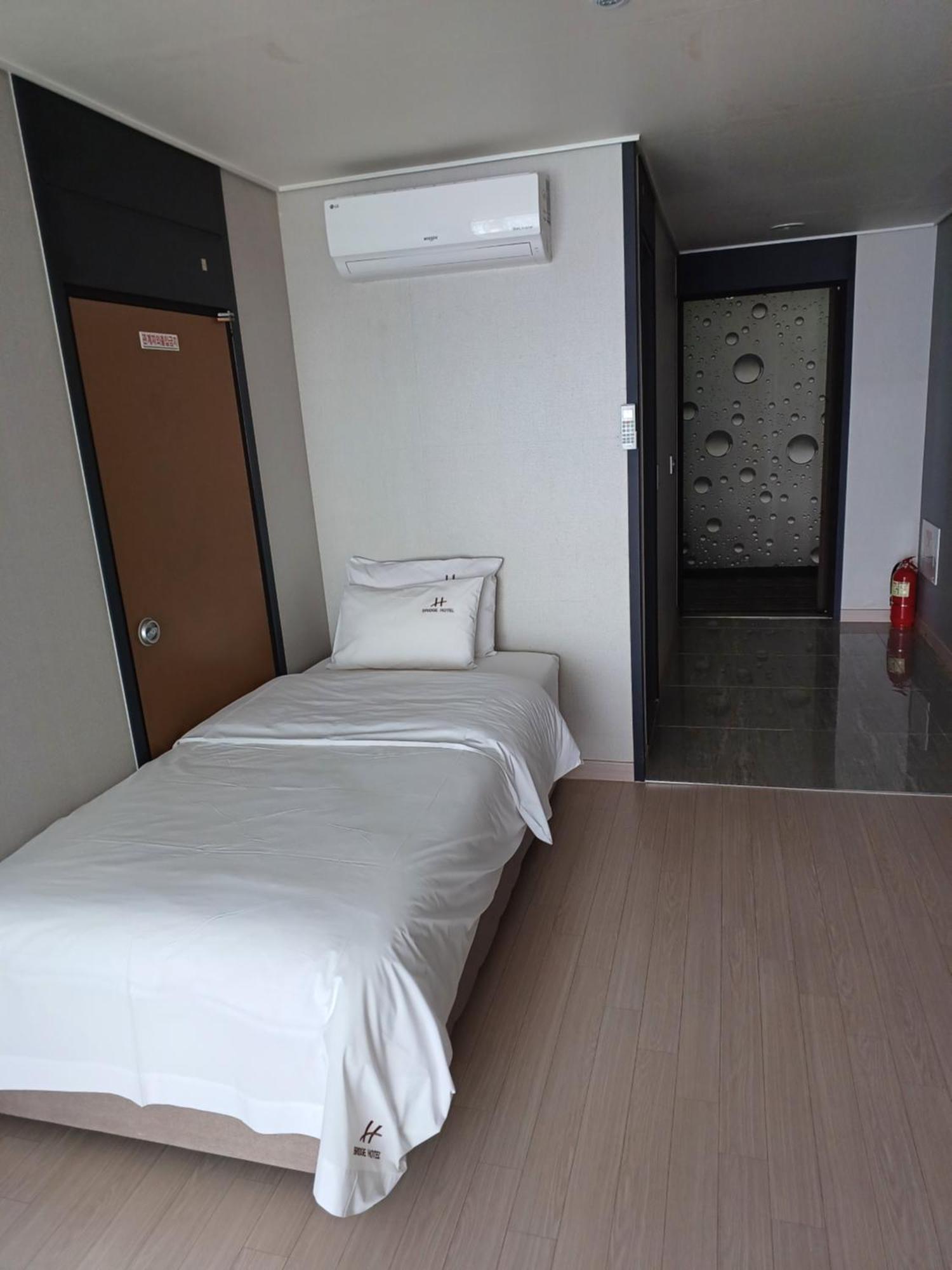 Tongyeong Bridge Hotel Bagian luar foto