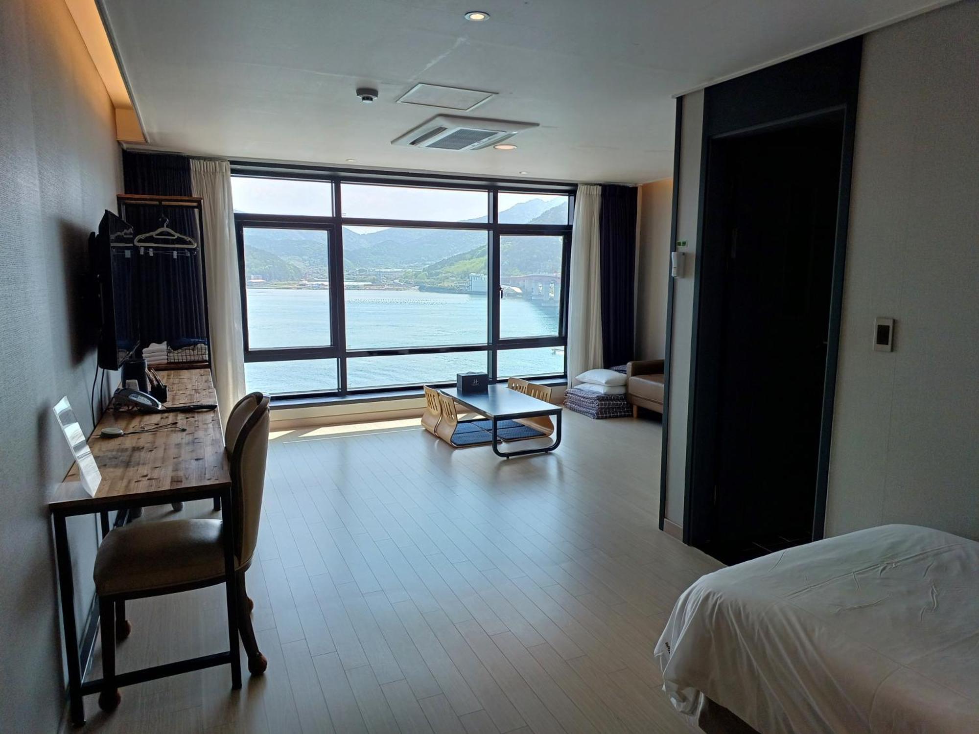 Tongyeong Bridge Hotel Bagian luar foto